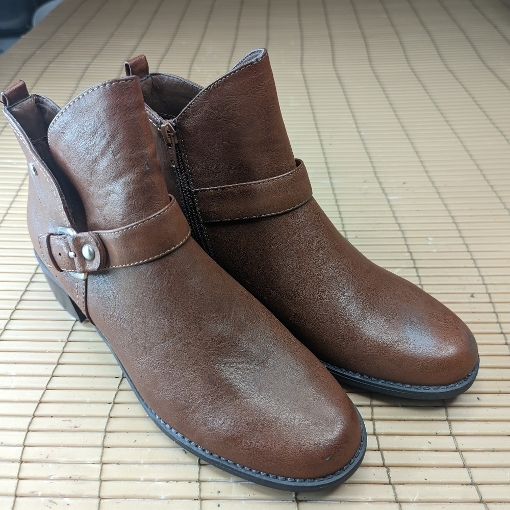 Dana Buchman women's sz 9M. Brown side zip ankle boots 2" heels. 208,pm